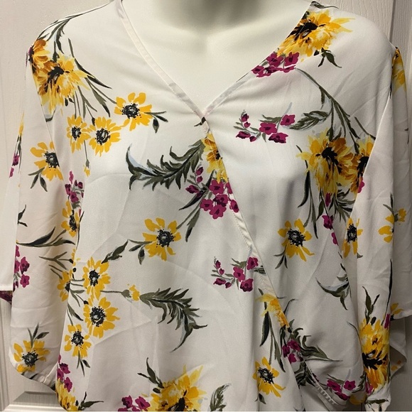 NWT Express Medium Floral Bodysuit - Picture 2 of 5